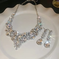 Set collana e orecchini in argento con cristalli a goccia su un piatto bianco decorativo - Argento K Bianco