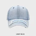 Berretto da baseball in denim blu chiaro lavato con visiera consumata e ricami - M(54-58cm) / Azzurro