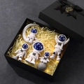 Set di 5 figurine di astronauti con mezzaluna in elegante confezione regalo nera - Set Scatola Regalo da 5 Pezzi Testa Grande Cielo Stellato