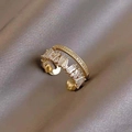 Goldene zweilagige Ohrmanschette mit klaren Zirkoniasteinen auf edlem Satin-Hintergrund - Gold Doppellagig Unregelmäßig