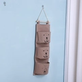 Wand-Hängeorganizer in Beige mit drei Taschen, Bärenmotiven und Holzstange - Grau
