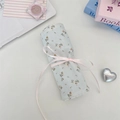Custodia arrotolabile per pennelli trucco floreale con nastro rosa e motivo azzurro - Blu a Fiori Twill