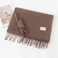 Sciarpa marrone effetto cashmere con eleganti nappe su sfondo bianco puro - Senza Etichetta / Moka