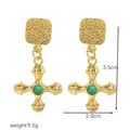 Dettaglio di orecchini a croce dorati con pietra verde e indicazioni delle misure - Orecchini R54-135 (Oro con pietra verde)