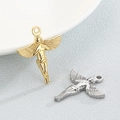 Pendentifs ange hip-hop en or et argent avec ailes détaillées sur fond gris neutre - Style Aléatoire