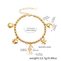 Primer plano de la pulsera de acero inoxidable dorado con dijes de temática oceánica - Dorado (E191)
