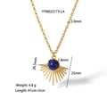 Dettaglio della collana in acciaio dorato con ciondolo a sole in pietra blu e dimensioni - Collana con Pietra Blu (YYN023173-LA)
