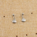 Dettaglio di orecchini a conchiglia d'argento su sfondo in rattan intrecciato per gioielli - Stile Capasanta (Colore Acciaio 4#) / Argento