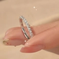Minimalistischer silberner Ring im Zuckerwürfel-Stil mit funkelndem Zirkonia-Pavé-Besatz - Damenstil