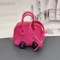 Mini ciondolo borsa a forma di auto in pelle martellata rosa con ruote decorative viola - Rosa Rosso
