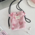 Détail du petit sac bandoulière en peluche rose à cœurs avec texture et fermoir métal - Petit Cœur Rose Clair