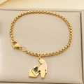 Détail du bracelet chaîne à perles dorées avec pendentif de maternité sur plateau - Style Figure Thème Grossesse (KB203647-Z)