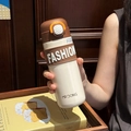 Isolierflasche in Cremeweiß und Kaffeebraun mit modischem Silikon-Griffband - Cremiger Kaffee