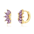 Detailansicht goldener Ohrringe mit lila Steinen im Marquise-Schliff und Fächerdesign - Violetter Zirkonia