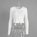 Detail van wit geribbeld gebreid kort vest met knoopsluiting en een ronde halslijn - S / Wit