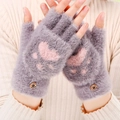Grijze pluche vingerloze winterhandschoenen met roze kattenpootjes en decoratieve knoop - Grote Kattenpoot / Grijs Rood