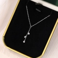 Collana in argento S925 con tre zirconi scintillanti verticali in scatola porta gioielli - A3926 / Oro Bianco