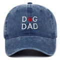 Detalle del bordado DOG DAD con huella roja en gorra de béisbol de algodón lavado azul - Azul marino