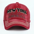 Detalle de gorra de béisbol de algodón rojo vintage con bordado New York 3D - Burdeos
