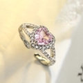 Makroaufnahme eines verstellbaren Silberrings mit einem großen rosa Zirkonia-Herzstein - Einstellbar Offen / Silber