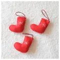 Set di tre calze di Natale in feltro rosso con ricamo a fiocco di neve e cordini - Set da 3 Pezzi Stivali