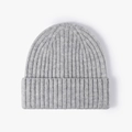 Winter-Strickmütze für Damen in Hellgrau aus Rippstrick mit klassischem Umschlag - Einheitsgröße / Hellgrau