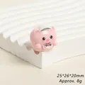Dettaglio di statuetta di maiale in resina rosa da 25x26x20mm su base bianca - Maialino Rosa Cameriera