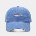 Detailaufnahme der Hai-Stickerei auf einer gewaschenen Vintage-Baumwoll-Baseballkappe - Hellblau