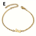 Detail eines 18K vergoldeten Armbands mit 'E' Buchstaben Anhänger und Karabinerverschluss - Buchstabe E