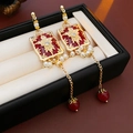 Detailansicht der Vintage-Ohrringe mit rotem Emaille, Goldblumen und Perlenfransen - 1# Silberne Nadel - Roter Palast Quaste Stil