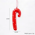 Roter Metall-Zuckerstangen-Weihnachtsschmuck mit weißen Punkten auf weichem Kunstfell - Rote Zuckerstange / 14g