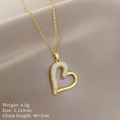 Detail der goldenen Herzkette mit Zirkonia auf braunem Seidenstoff im Nahaufnahme - Herz-Stil (E137) / Gold