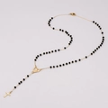 Detalle del collar de rosario de acero inoxidable con cuentas negras y conector en forma de corazón - 50cm / Negro