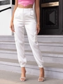 Dettaglio dei pantaloni cargo bianchi in raso con tasche e polsini elasticizzati - XS / Bianco