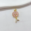 Elegante colgante de flor dorada con gemas rosas y dijes de hojas brillantes y finos - Rosa