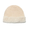 Dettaglio del cappello in maglia invernale con texture a coste e bordo in finta pelliccia - Beige