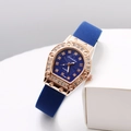Detail der roségoldenen Tonneau-Uhr mit blauem Zifferblatt und Kristalldekor - Blau