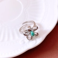 Dettaglio dell'anello a fiore vintage con pietra turchese su piatto in rilievo - Argento con pietra blu lago