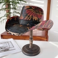 Chapeau de cowboy en paille tressée avec imprimé floral rouge et noir sur support bois - M (56-58cm) / Jaune Rouge Bleu Étoilé
