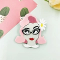 Acryl-Brosche mit Cartoon-Mädchen, rosa Haaren und Gänseblümchen-Anstecknadel-Detail - Rosa