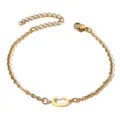 Dettaglio del bracciale placcato oro 18 carati con pendente lettera C e chiusura a moschettone - Lettera C