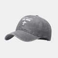 Dettaglio del cappellino da baseball in cotone grigio lavato con croce e slogan religioso - Grigio