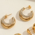 Dettaglio di orecchini a C placcati in oro 18K con doppia fila di brillanti zirconi cubici - Cerchi con Zirconi a C / Oro
