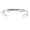 Poliertes silbernes Edelstahl C-Manschettenarmband mit inspirierender Innengravur - Akzeptiere was ist, lass los was war