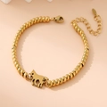 Detalle de pulsera de cuentas bañada en oro de 18K con colgante de gato y cierre ajustable - Colgante de Gato / Dorado