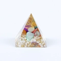 3cm Harzpyramide mit bunten Kristallsteinen und Goldfolienflocken auf weißem Hintergrund - Bunte Muschel
