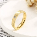 Dettaglio dell'anello in acciaio dorato con numeri romani e zirconi scintillanti - US 6 / Oro