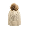 Detalle del gorro de punto trenzado beige con textura gruesa y pompón marrón suave - Talla Adulto / Blanco Roto