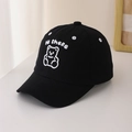 Nahaufnahme der schwarzen Baumwollkappe mit süßem Bären und weißer Hi there Stickerei - 50-52cm / Bestickter Bär - Schwarz