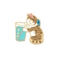 Spilla smaltata con gatto tigrato che beve da una tazza blu con rifiniture in metallo oro - Gatto che Beve una Bevanda (Drinking)